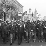 Представники страйкуючих 
шахтарів Донбасу прямують 
вулицею Хрещатик на мітинг. 
Київ, 16 квітня 1991 р.